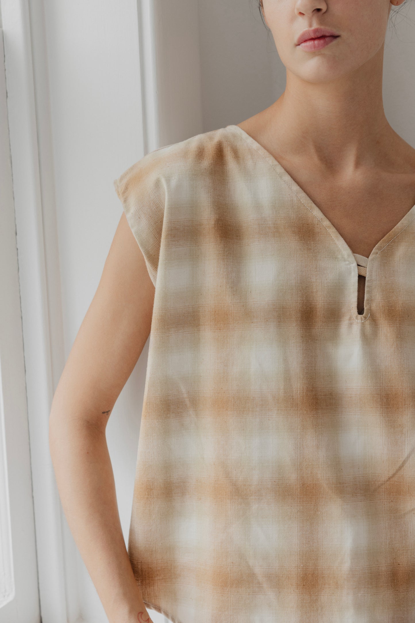 Split Neck Shell : Ombre Plaid